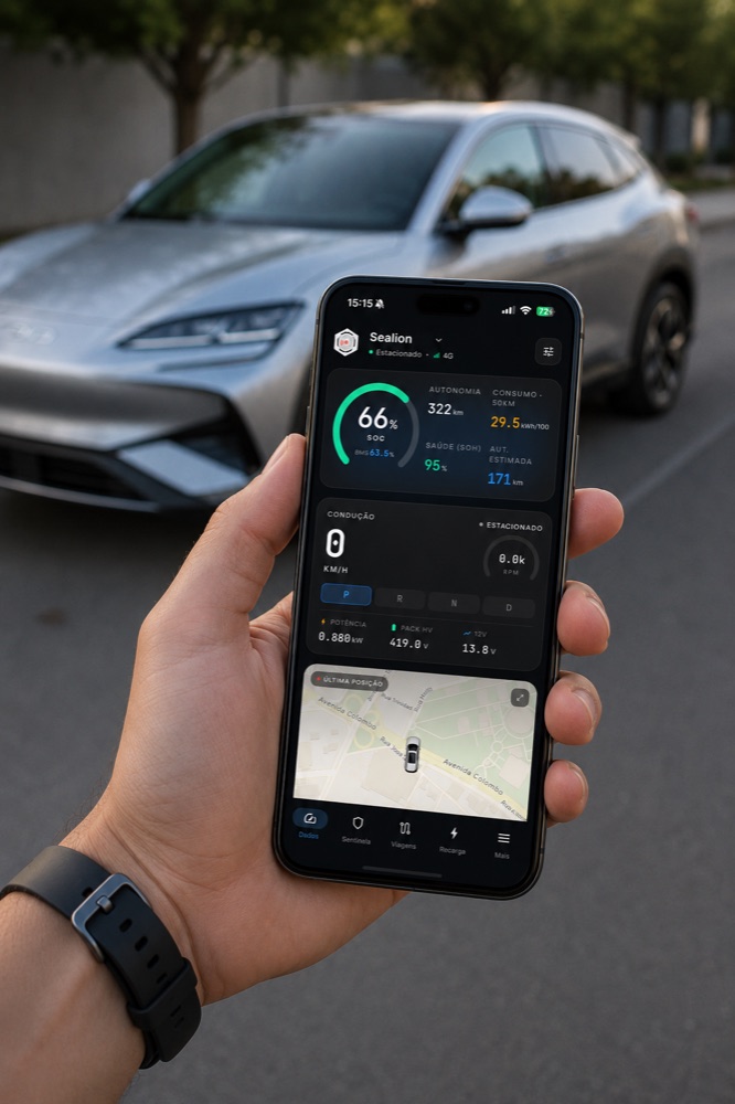 Pessoa usando o app sentry·ev no celular com o BYD ao fundo